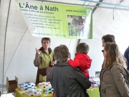 "Tous mes savons sont faits à la main et contiennent 30ù de lait de mes ânesses..."