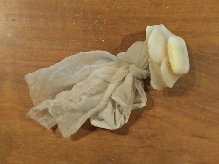 Morceaux de savon dans un bas